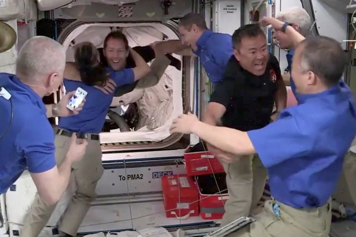 Abu komandu satikšanās Starptautiskajā kosmosa stacijā
