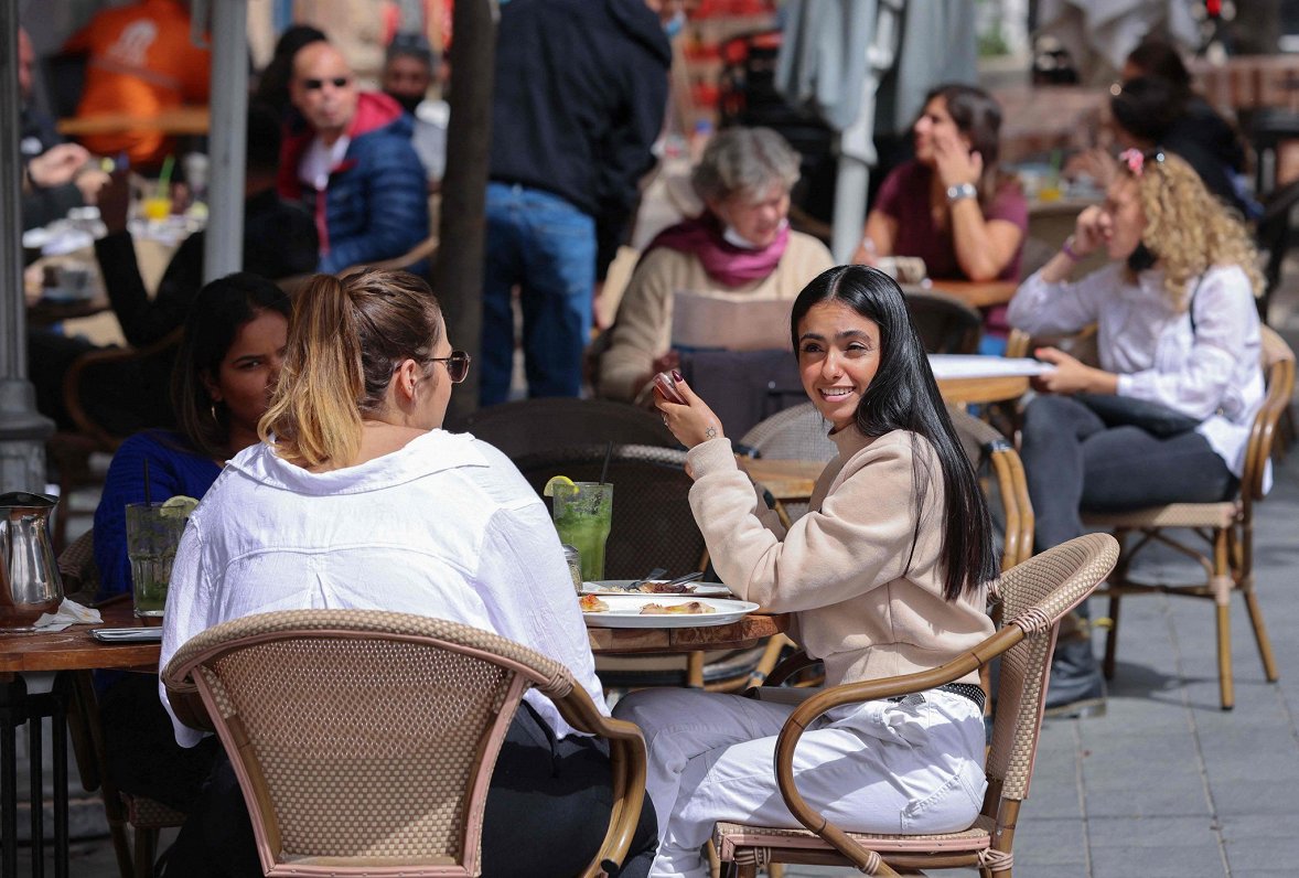 Израиль. Жители с «зеленым сертификатом» сидят в кафе