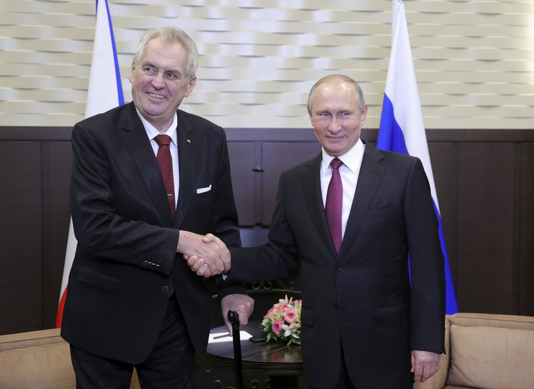 Milošs Zemans (no kreisās) un Vladimirs Putins