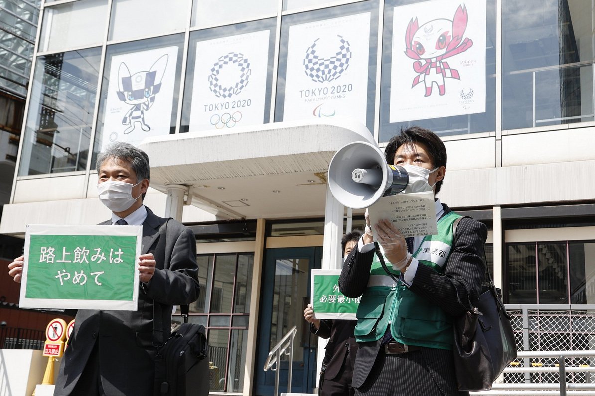 Pašvaldības un policijas pārstāvji Tokijā aicina iedzīvotājus cīņā pret Covid-19 palikt mājās