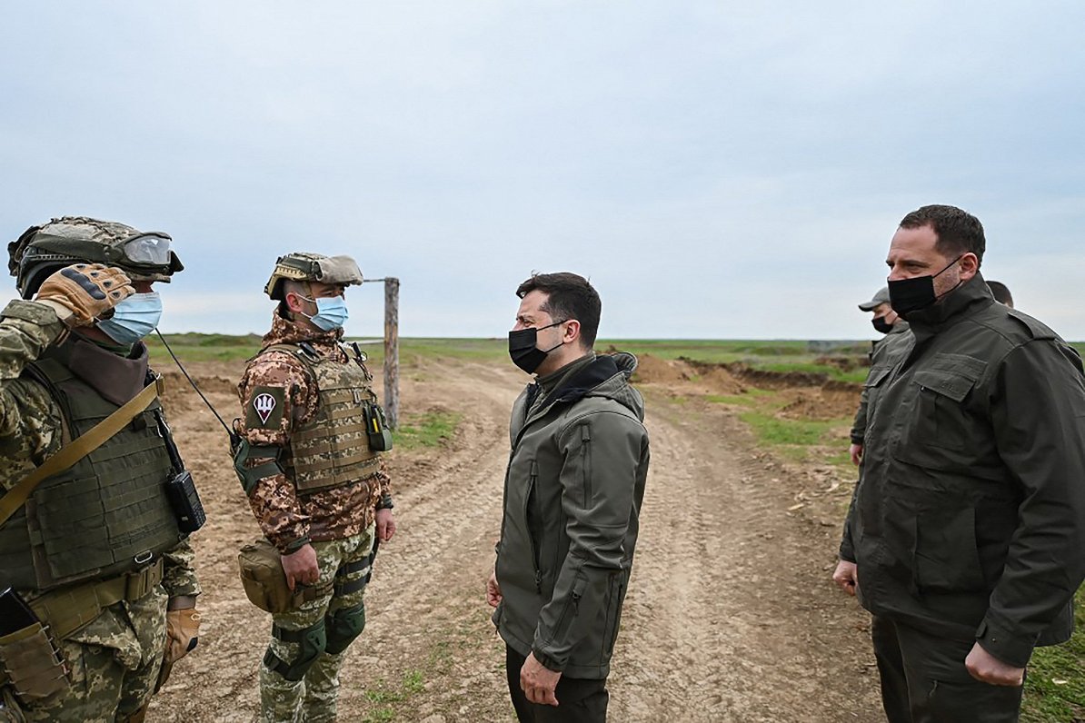 Zelenskis apmeklē Ukrainas armijas vienības Hersonas apgabalā, 27.04.2021.