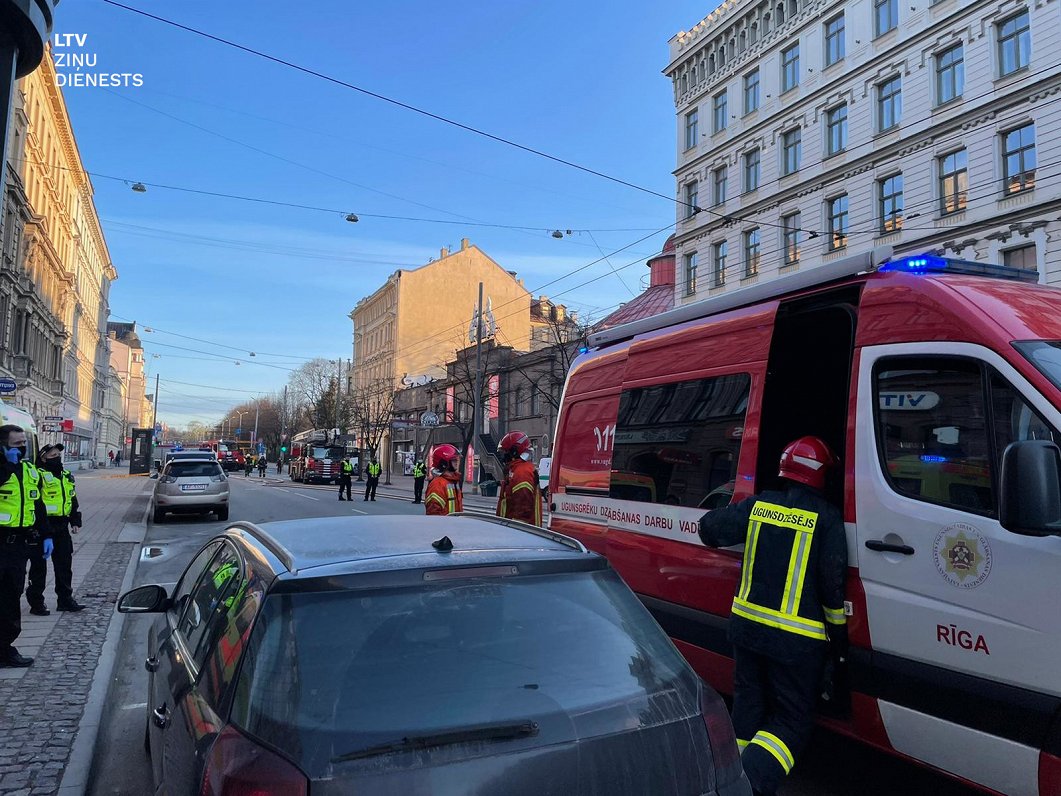 Rīgā ugunsgrēks ēkā Merķeļa ielā, 28.04.2021.
