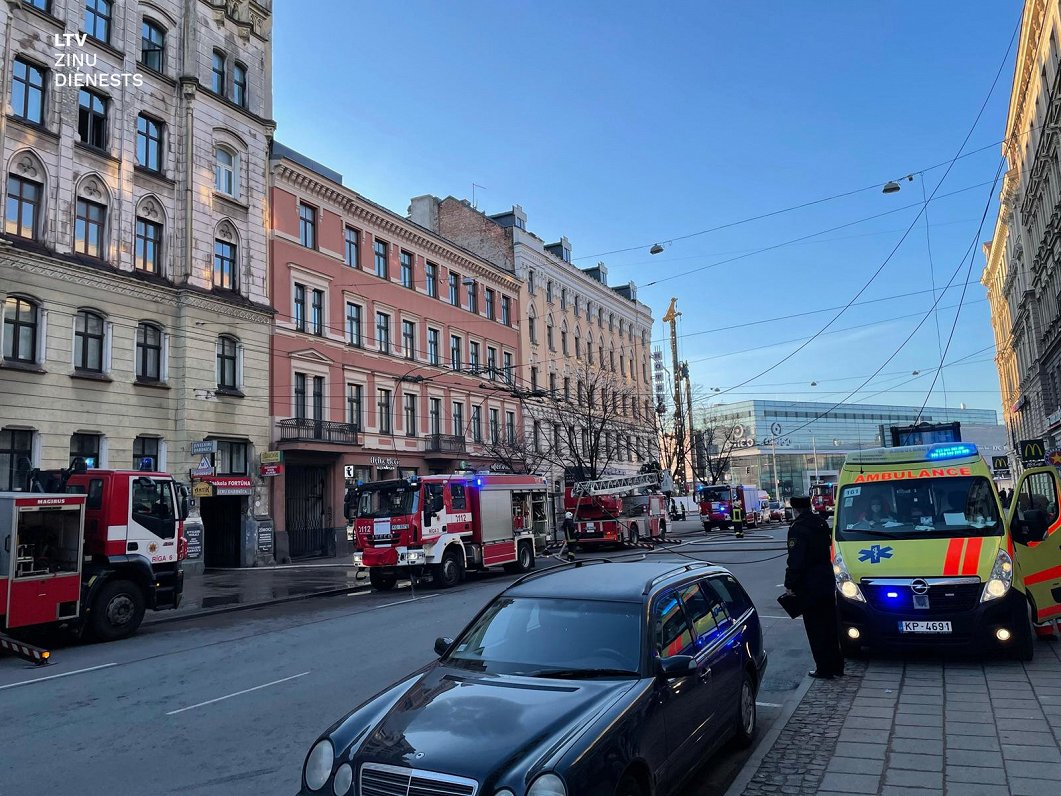 Rīgā ugunsgrēks ēkā Merķeļa ielā, 28.04.2021.