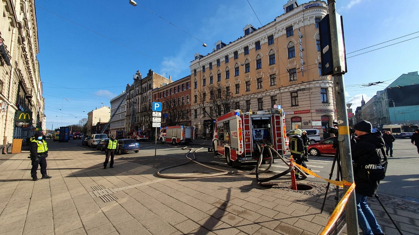 Rīgā ugunsgrēks ēkā Merķeļa ielā 8, 28.04.2021.