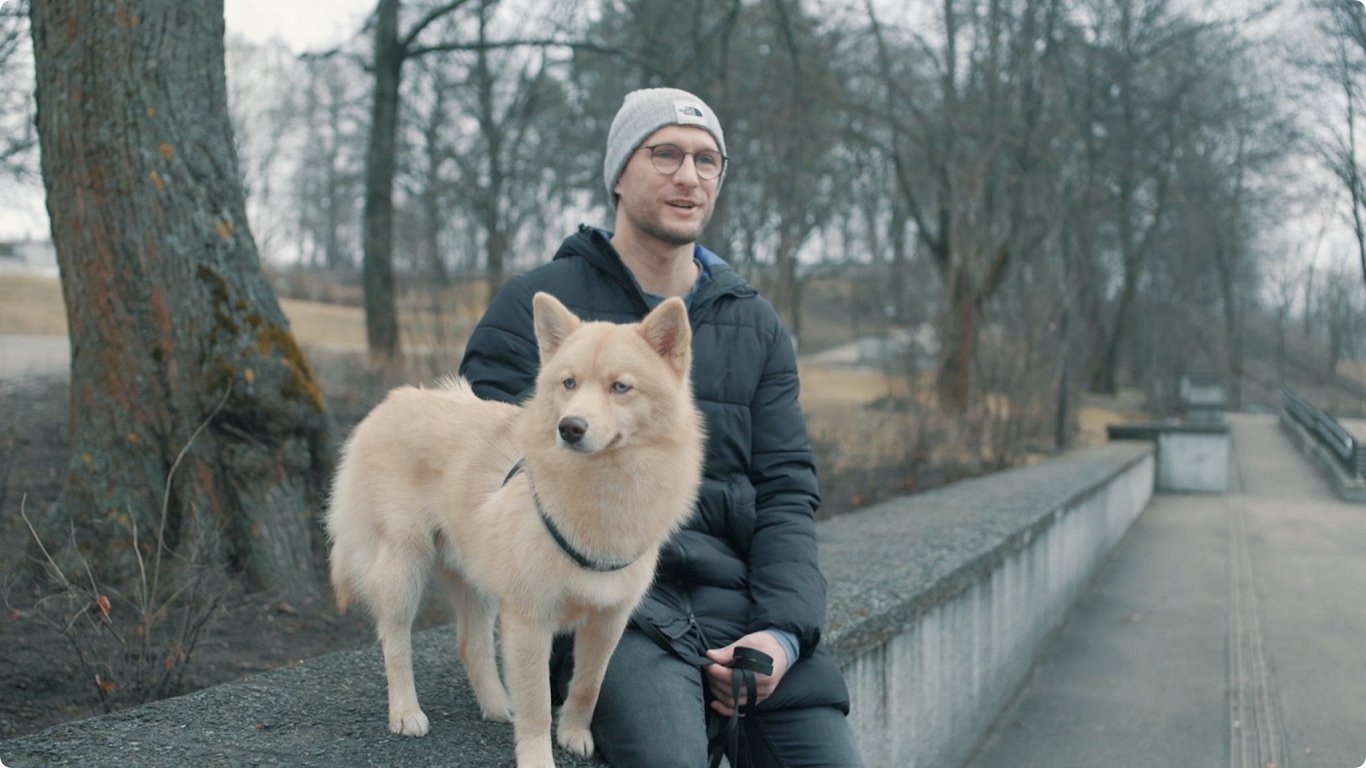 Varis Jeromāns ar pomsky šķirnes suni Marko