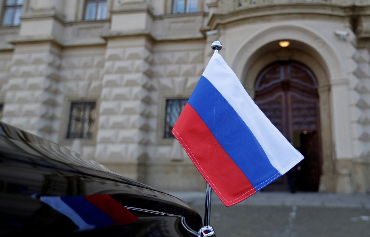 Krievijas karogs uz automobiļa.