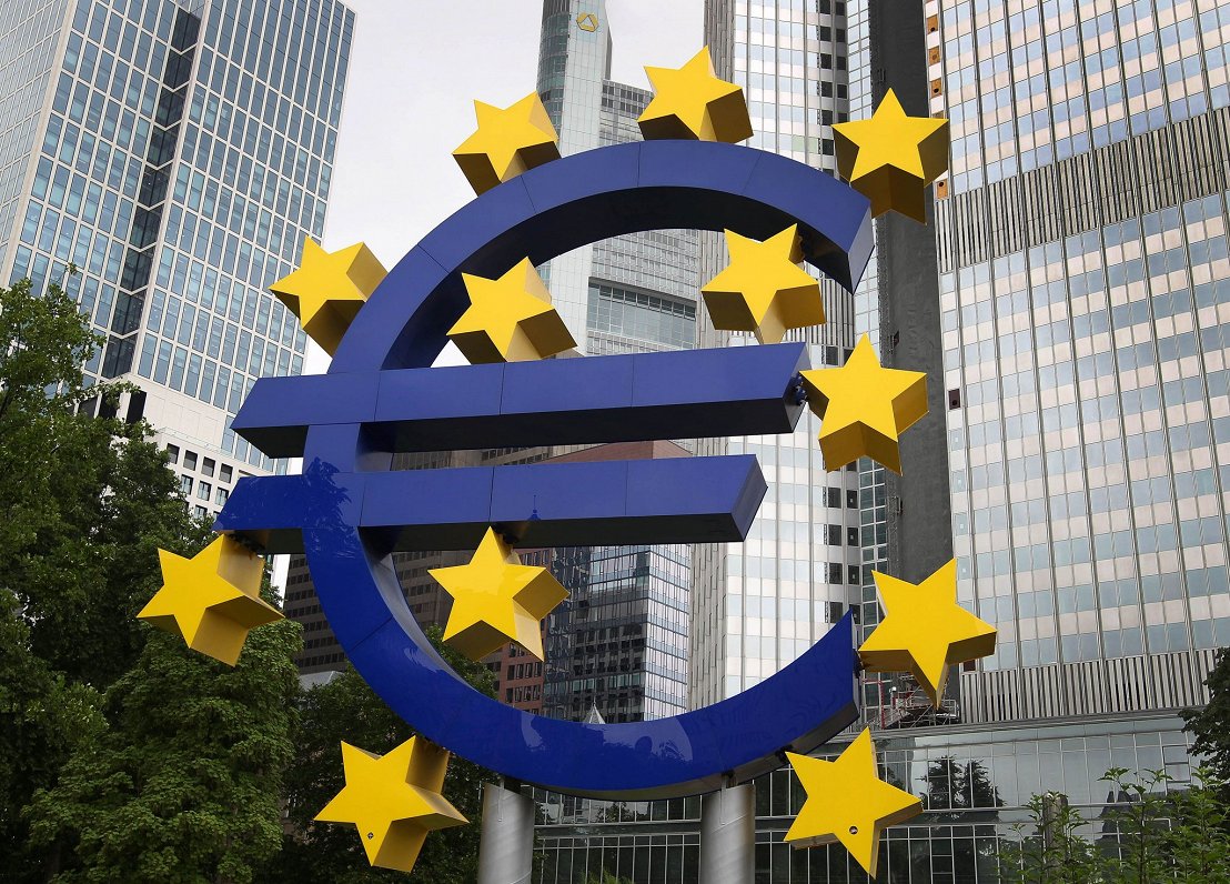 Eiro logo pie Eiropas Centrālās bankas mītnes