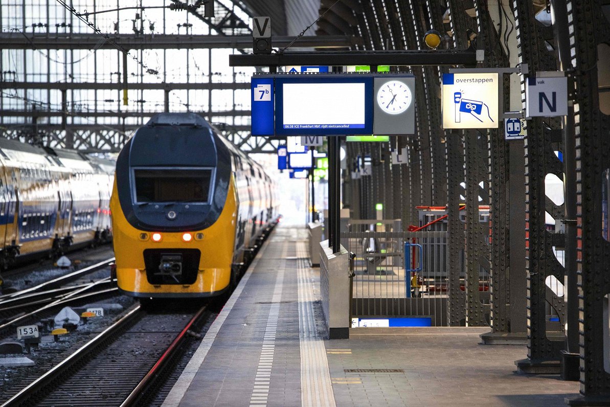 Dzelzceļa stacija un vilciens Amsterdamā. 2021. gada 28. aprīlis.