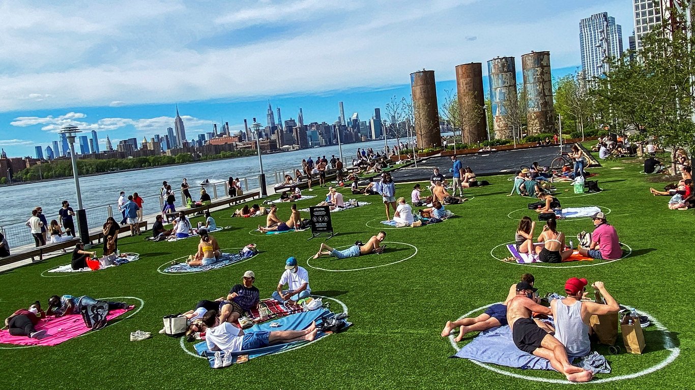 Distancēšanās risinājumi Domino parkā Ņujorkā, 2020. gada maijs