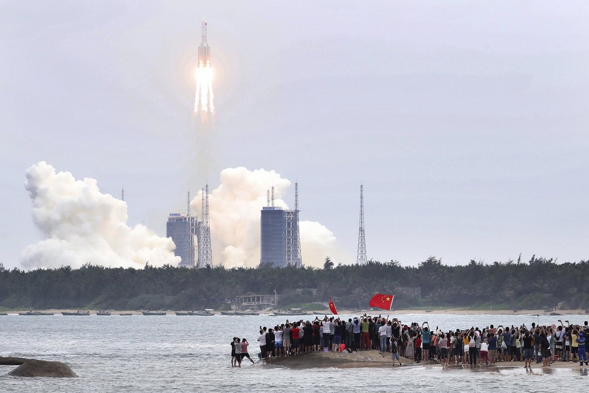 Ķīna palaiž Zemes orbītā nesējraķeti ar kosmosa stacijas bāzes moduli