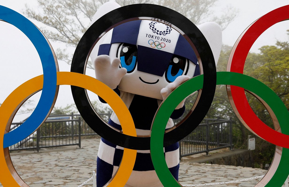 Tokijas olimpisko spēļu talismans pie olimpisko apļu vides objekta