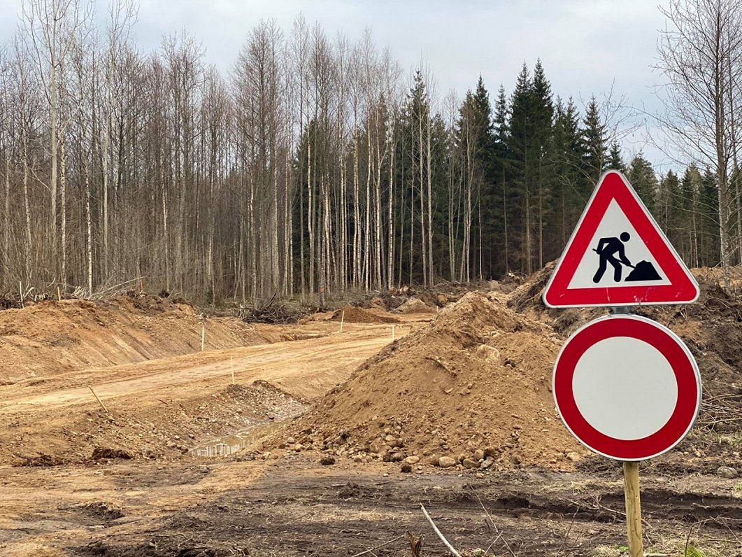 Būvdarbi pie Nabeļu senkapiem Ventspils novadā. 2021. gada aprīlis.