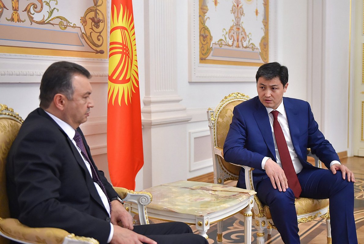 Tadžikistānas premjers Kohirs Rasulzoda (no kreisās) un Kirgizstānas valdības vadītājs Ulukbeks Mari...