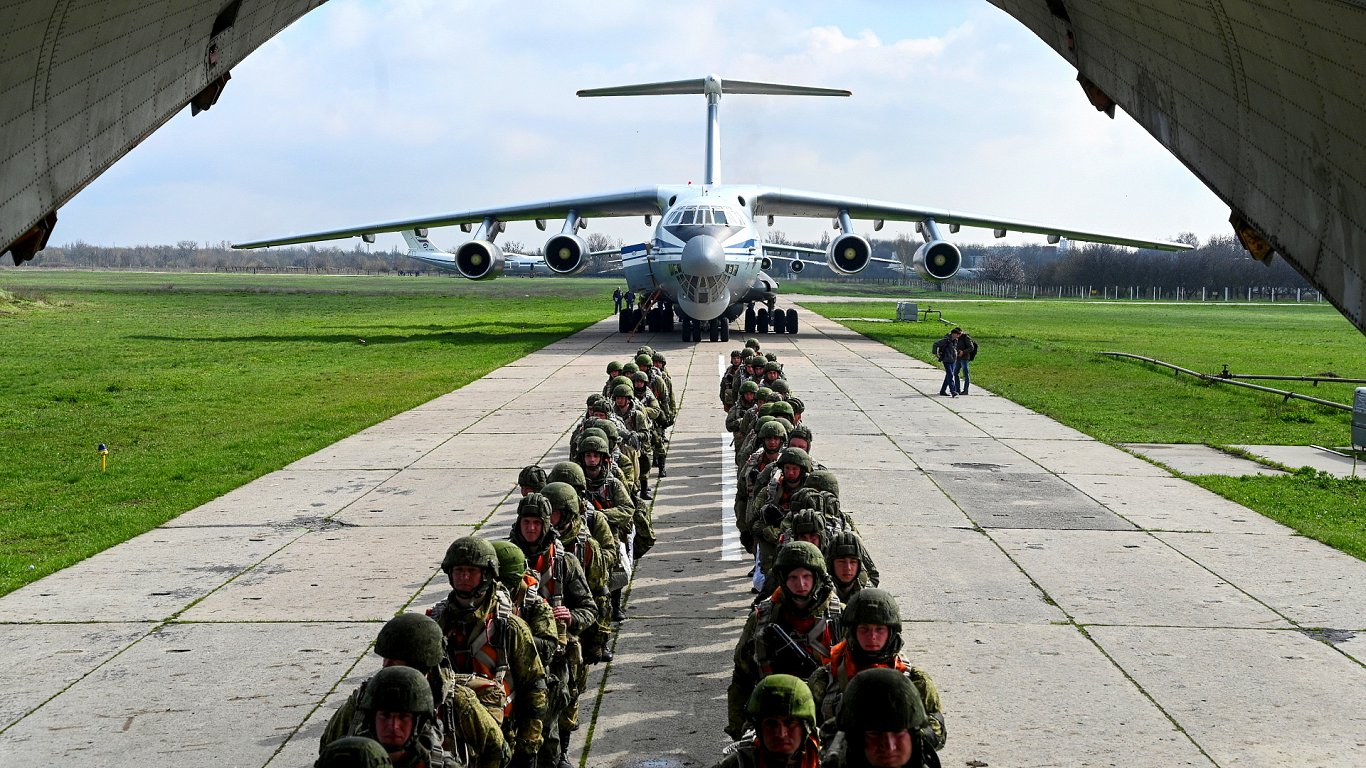Воздушные-десантные подразделения грузятся на транспортные самолеты Ил-76. Аэродром близ Таганрога,...