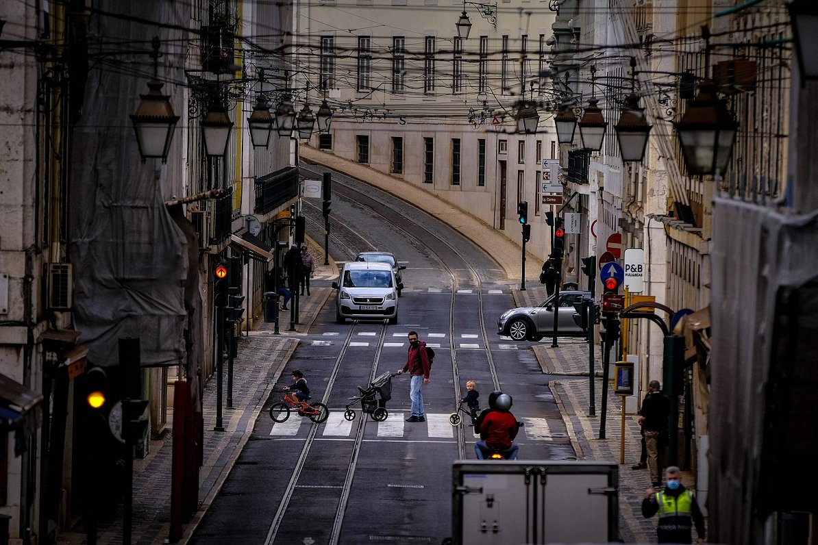 Iela Lisabonā, Portugālē, kur izziņota Covid-19 ierobežojumu mīkstināšana