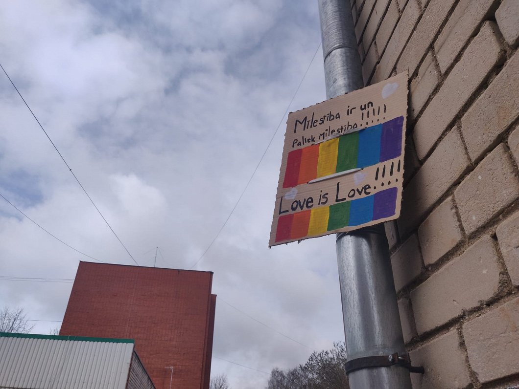 LGBT atbalsta zīme pie nama.