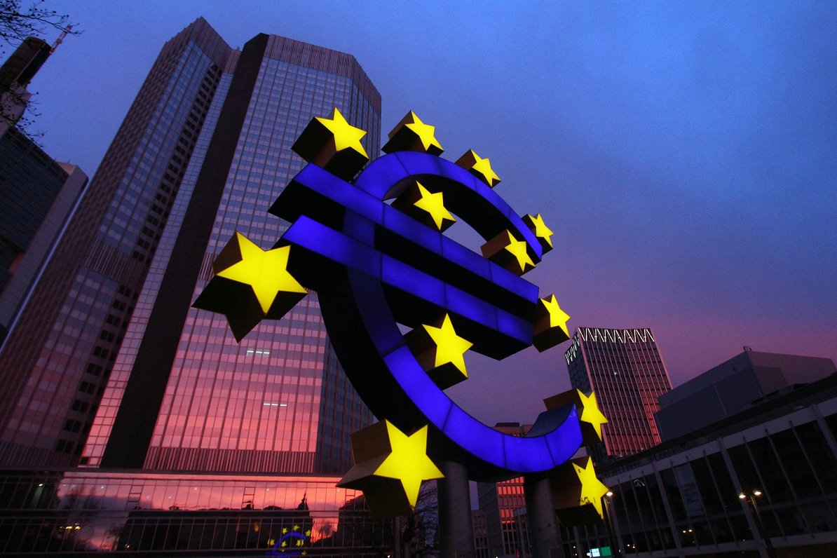 Eiropas bankas eiro valūtas simbols finanšu centrā Frankfurtē