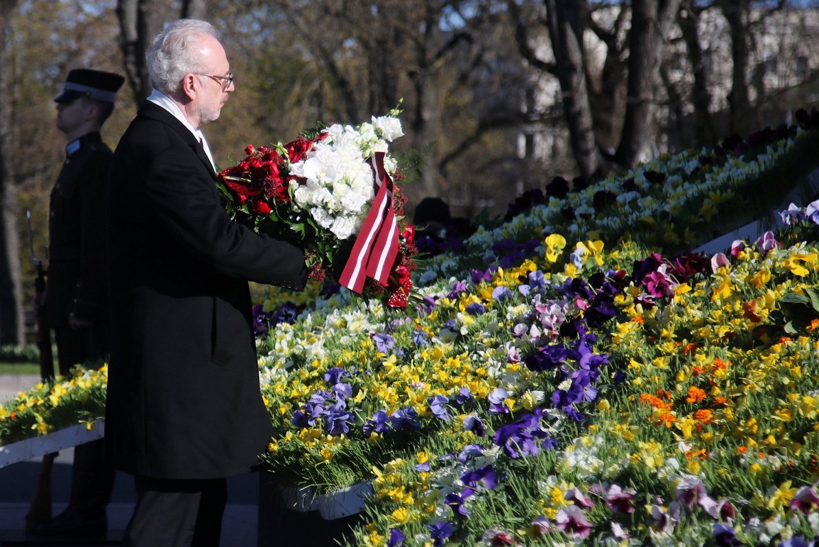 Valsts prezidents noliek ziedus pie Brīvības pieminekļa (04.05.2021.)
