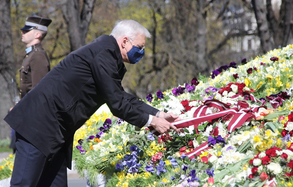 Ministru prezidents Krišjānis Kariņš noliek ziedus pie Brīvības pieminekļa (04.05.2021.)