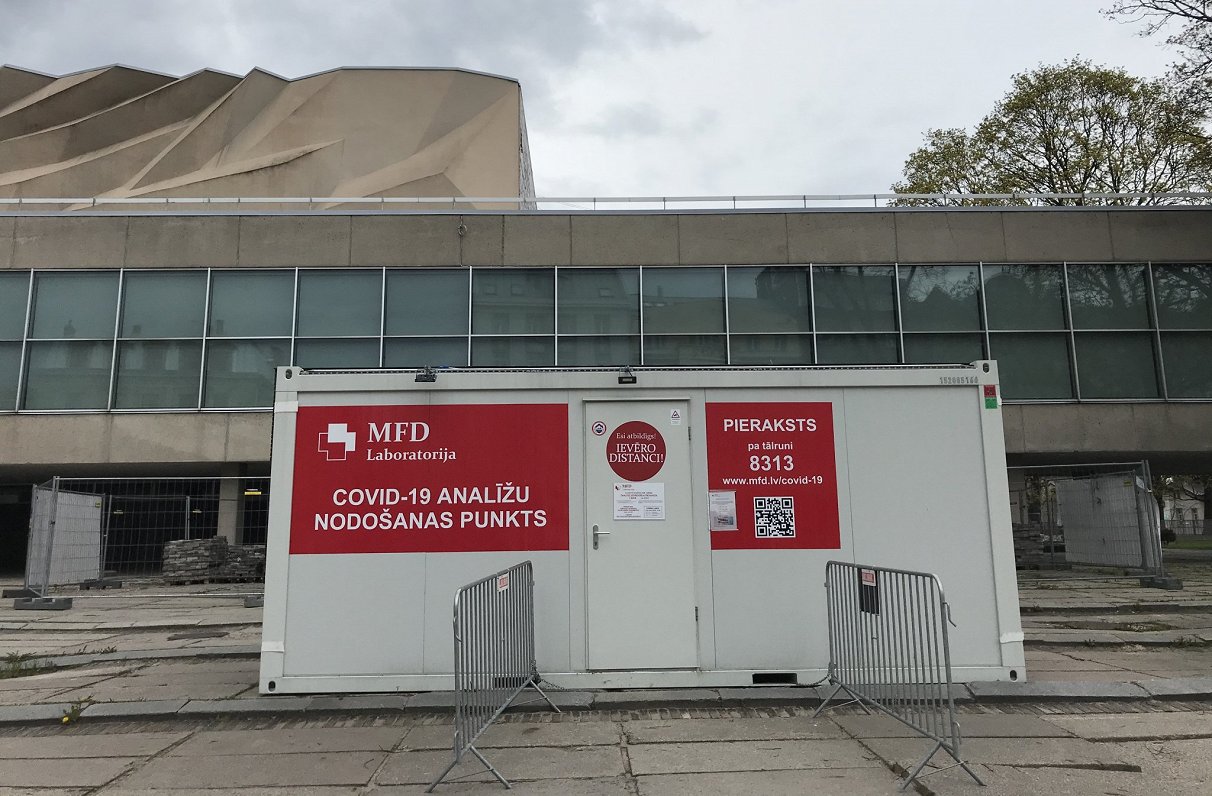 Covid-19 analīžu nodošanas punkts Rīgā, Brīvības ielā pie Dailes teātra. 2021. gada maijs.