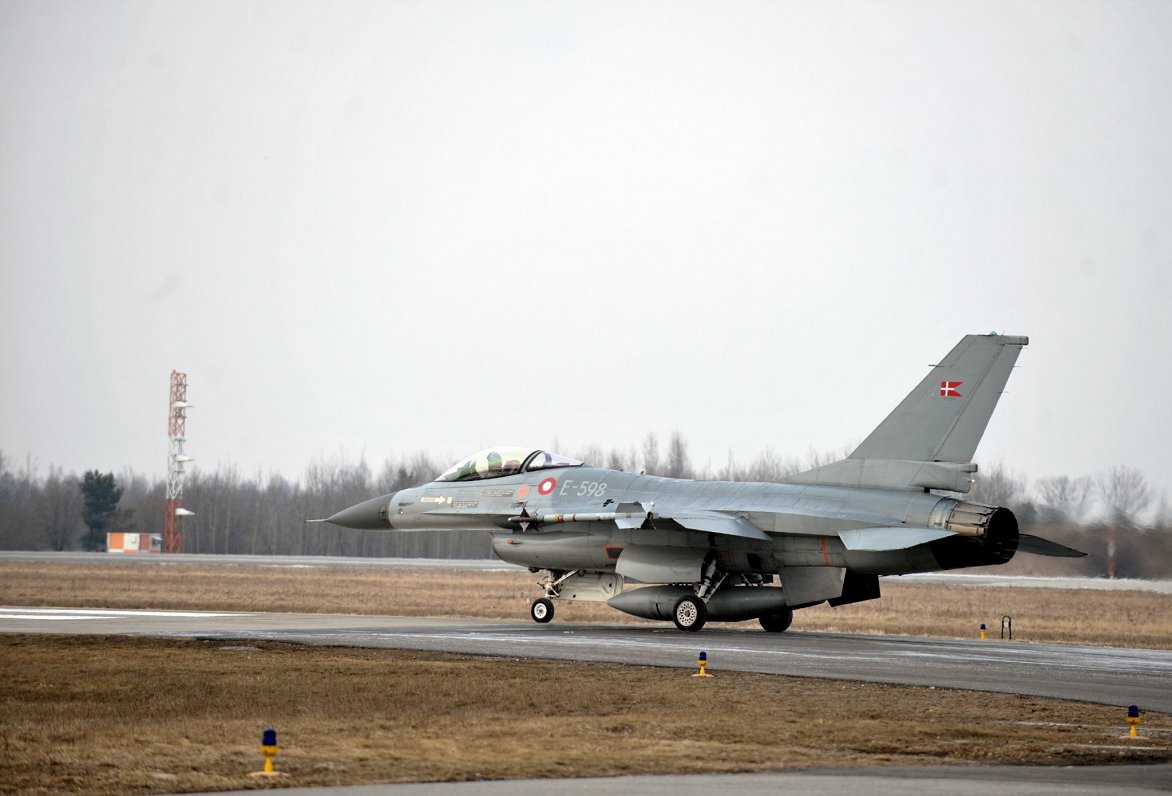 NATO spēku iznīcinātājs &quot;F-16&quot; gatavojas pacelties no lidlauka. Attēls ilustratīvs.