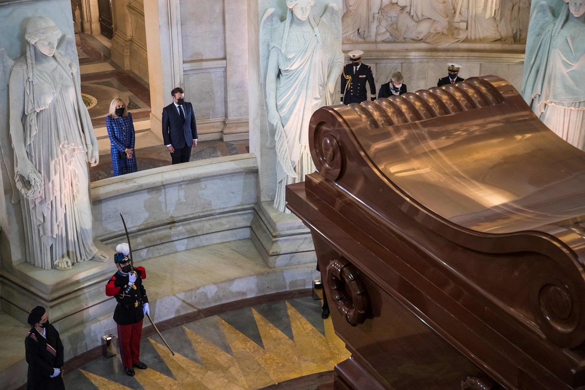 Francijas prezidents Emanuels Makrons un viņa sieva Brižita pie Napoleona kapa Invalīdu namā Parīzē...