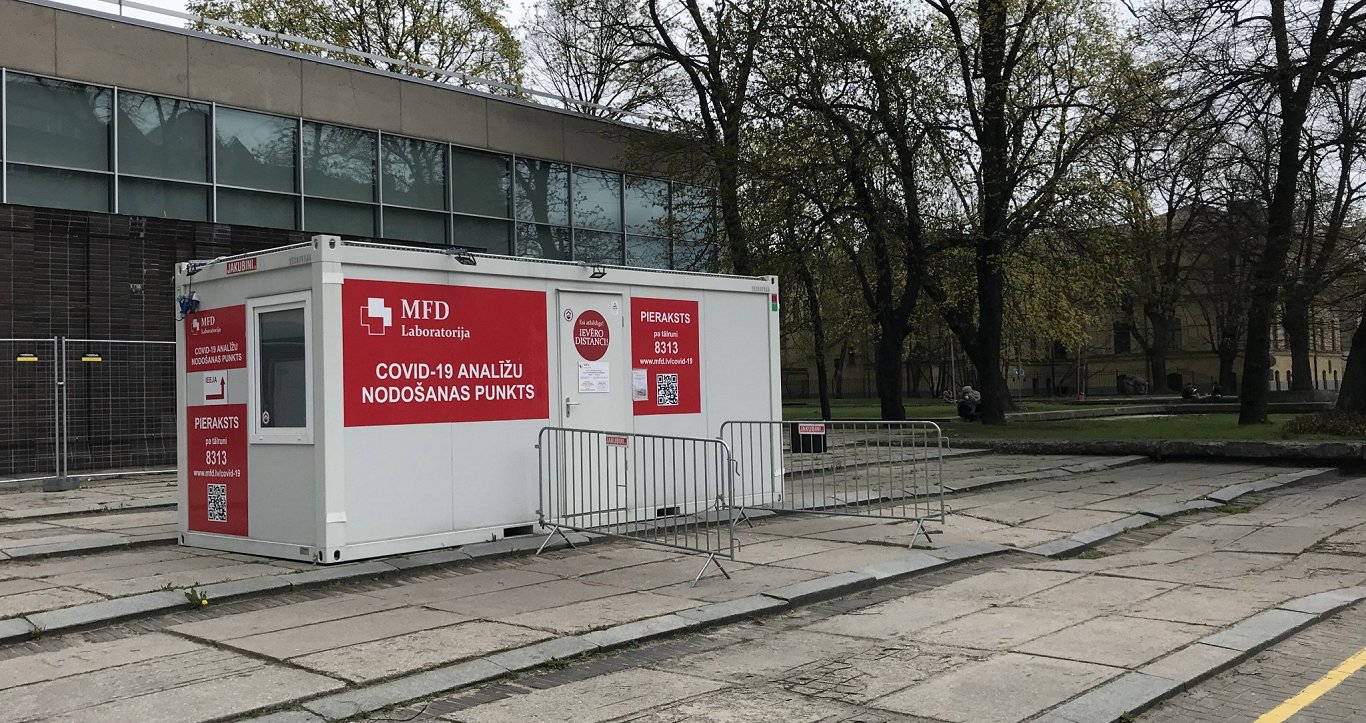 Covid-19 analīžu nodošanas punkts Rīgā, Brīvības ielā pie Dailes teātra. 2021. gada 3. maijs.