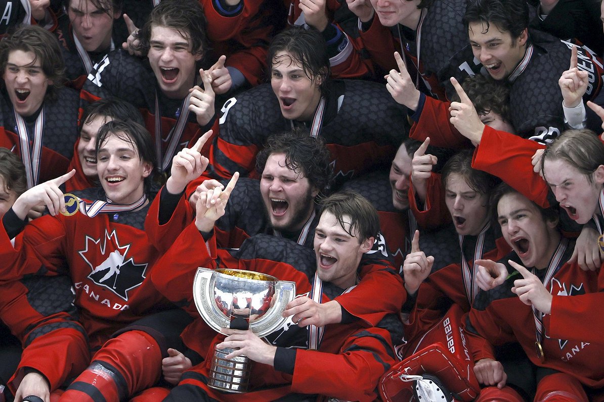 Kanādas hokeja izlase līksmo par uzvaru U-18 pasaules čempionātā