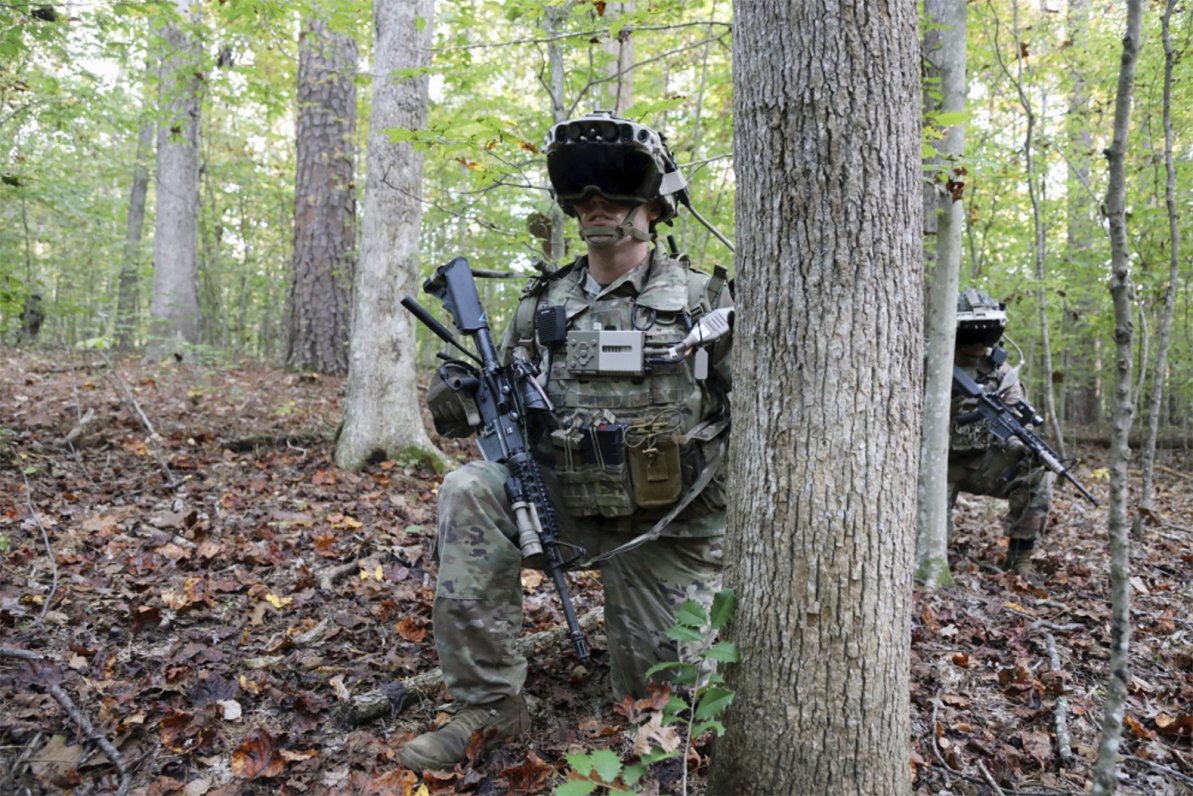 NATO militāro spēku karavīrs ar virtuālās realitātes brillēm. Attēls ilustratīvs.