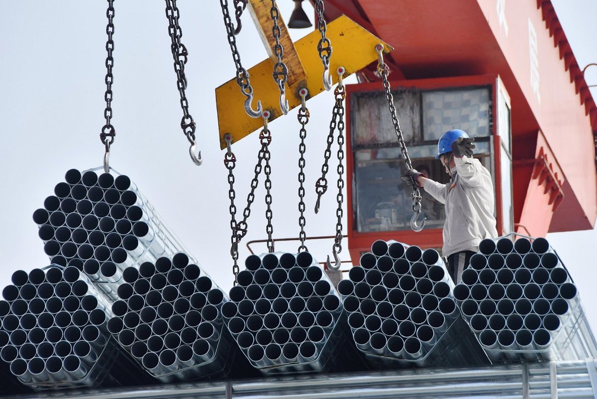 Ķīnas strādnieki sagatavo caurules eksportam