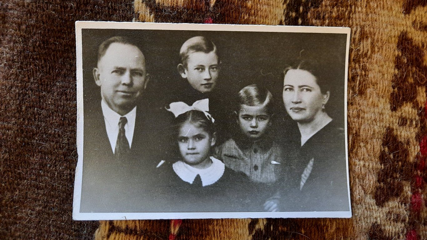 Jūlijs Smurģis ar sievu un bērniem
