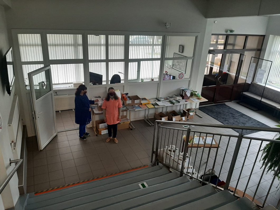 Gatavošanās skolēnu Covid-19 testēšanai pirms eksāmeniem Jelgavas Spīdolas valsts ģimnāzijā. 2021. g...