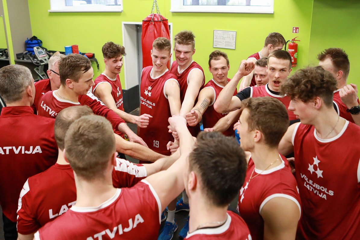 Latvijas volejbola izlases kandidāti treniņā
