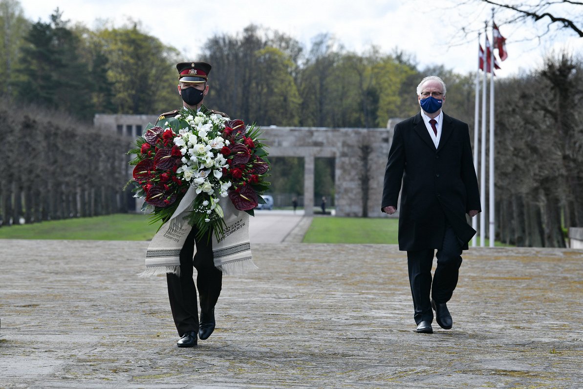 Президент Левитс возлагает венок в память о погибших во Второй мировой войне.