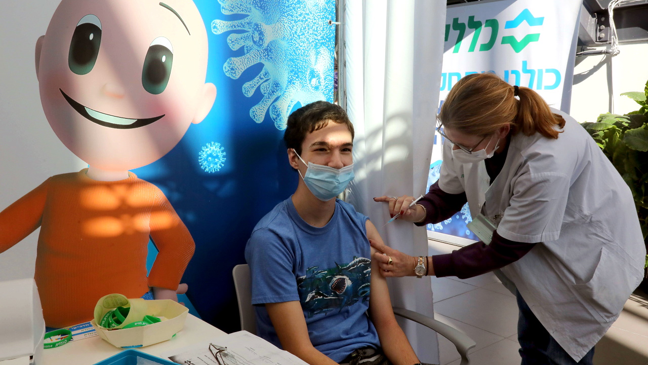 Подросток получает дозу вакцины Pfizer/Biontech. Израиль, Тель-Авив, 23 января 2021 года.