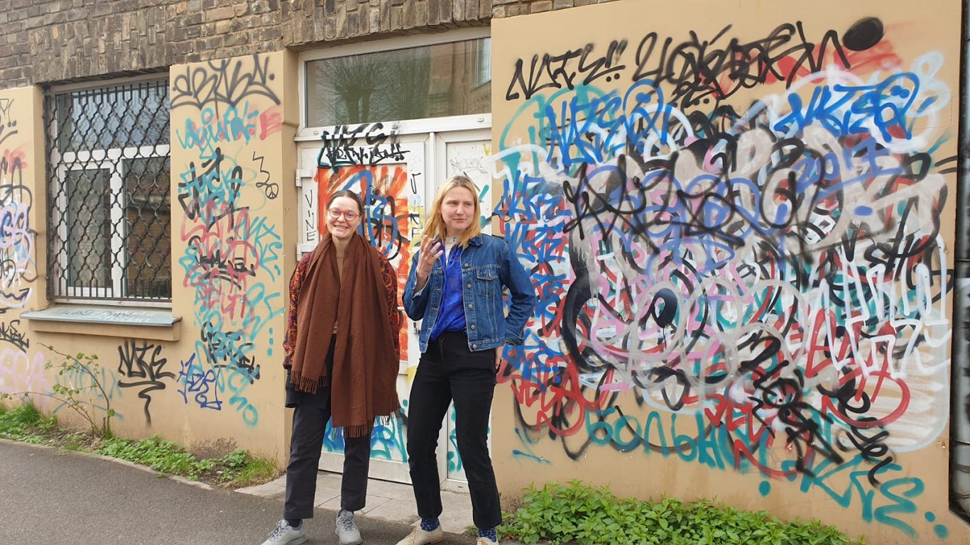 No kreisās: Agnese Čemme un Aina Bikše pie Agneses Čemmes mākslas studijas Torņkalnā, Āpšu ielā.