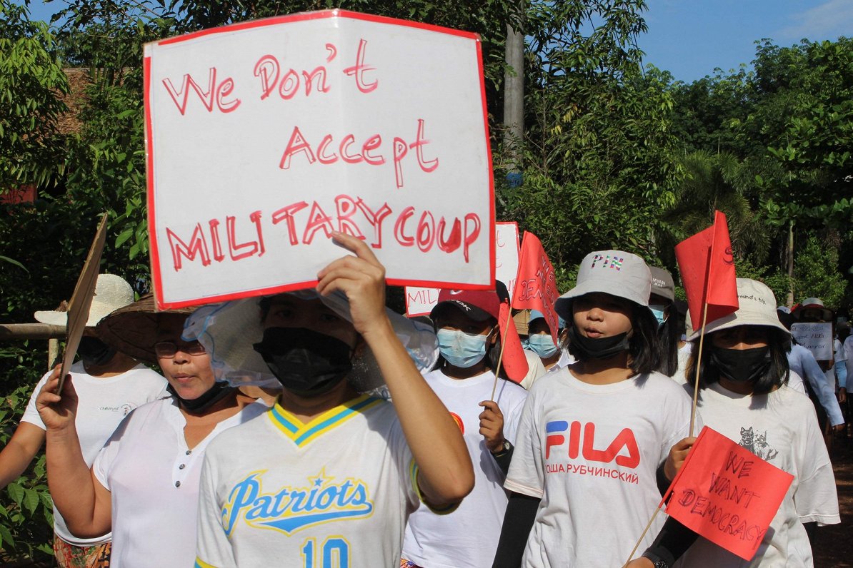 Mjanmas protestētāji ar saukli &quot;Mēs nesamierināmies ar militāro apvērsumu&quot;