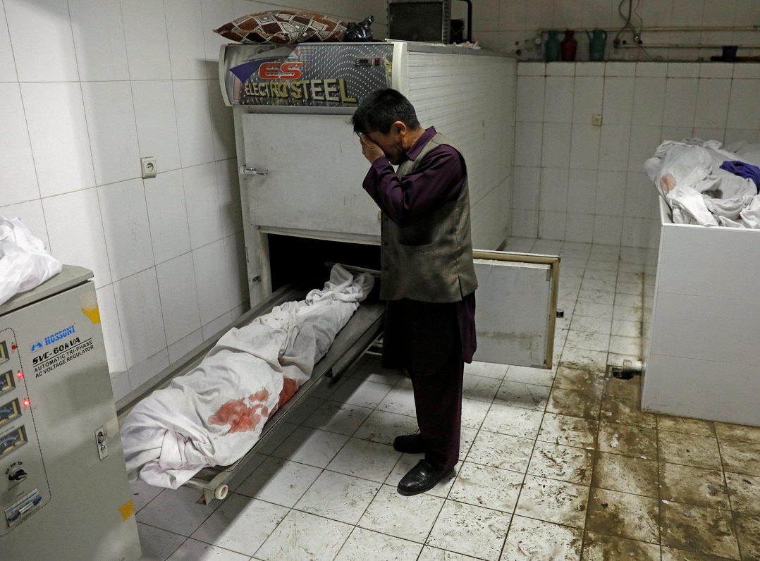 Afganistānas galvaspilsētā Kabulā vīrietis raud pie sprādzienā nogalinātās meitas līķa