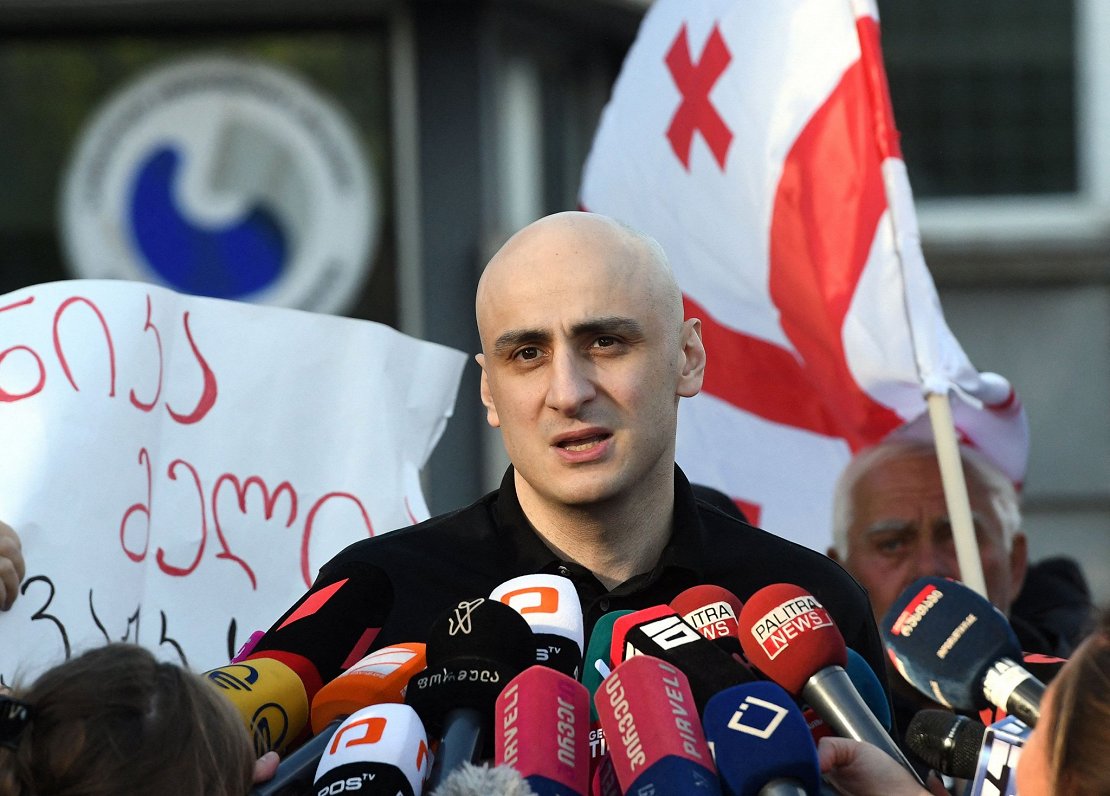 Gruzijas opozīcijas līderis Nika Melija pirmdien tika atbrīvots no apcietinājuma