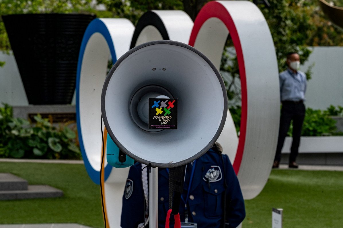 Akcijā pie Olimpiskā muzeja Japānā protestē pret Tokijas olimpiskajām spēlēm