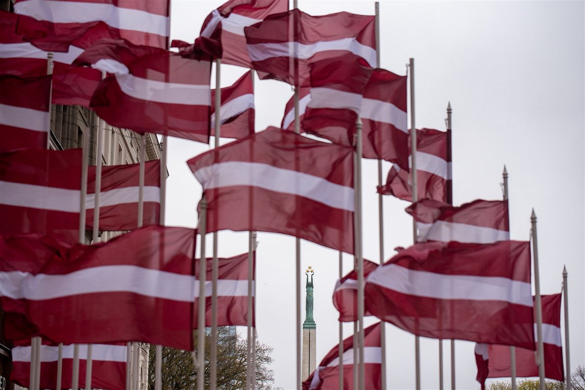 Valsts karogi Latvijas galvaspilsētā Rīgā. 2021. gada maijs.