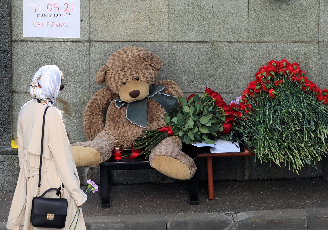 Kazaņā izveidots memoriāls, kur cilvēki novieto ziedus un rotaļlietas, pieminot nogalinātos bērnus