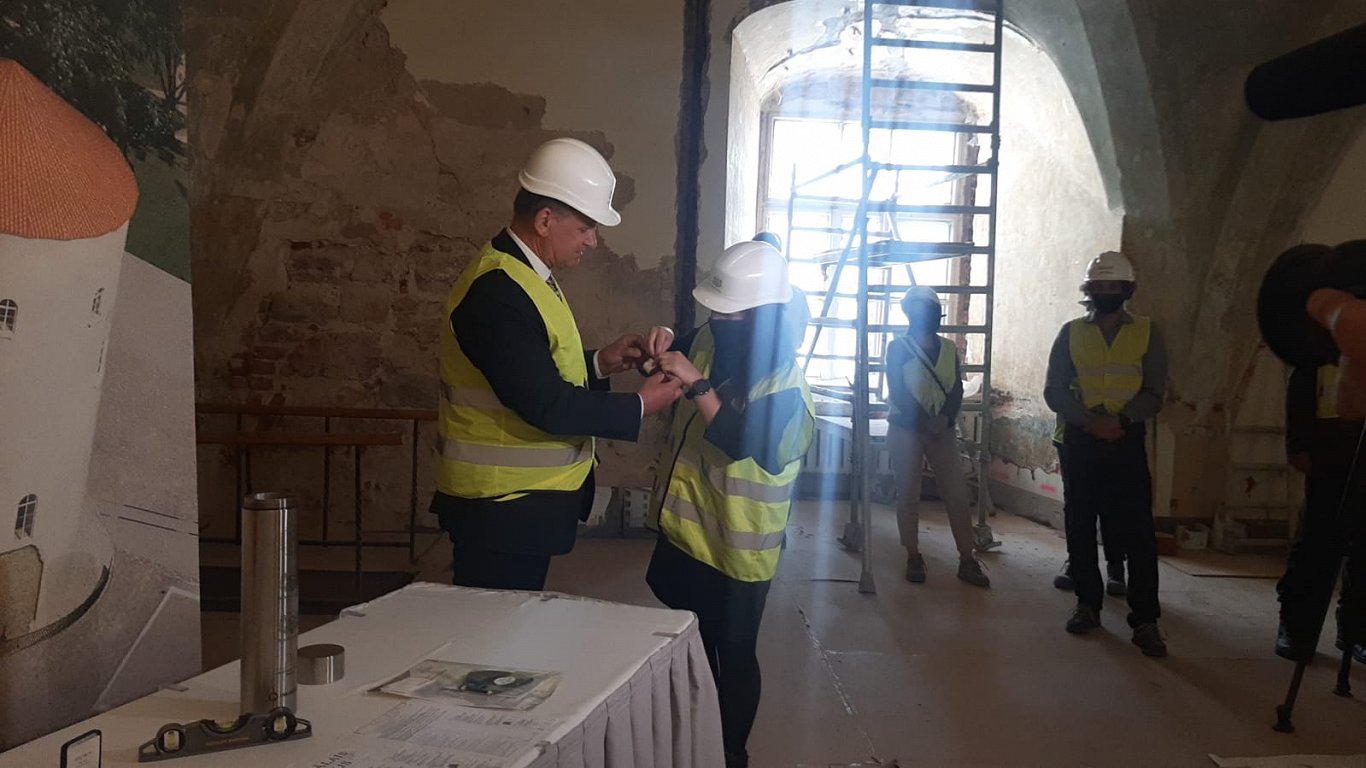 Rīgas pils Kastelas mūrī iemūrē laika kapsulu nākamajām paaudzēm. 2021. gada 10. maijs.