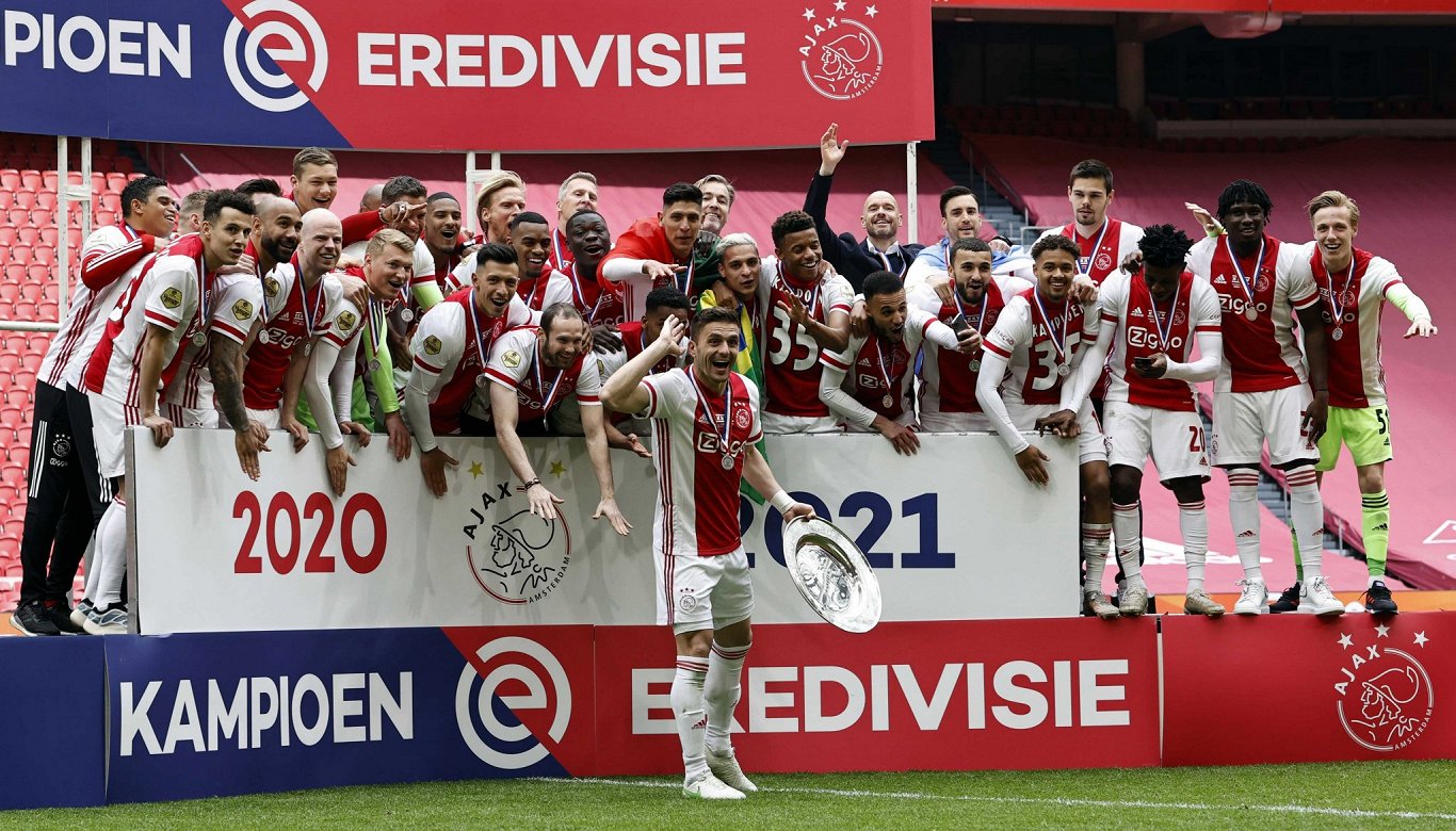 Amsterdamas &quot;Ajax&quot; un komandas futbolists Dušans Tadičs ar uzvarētāju trofeju