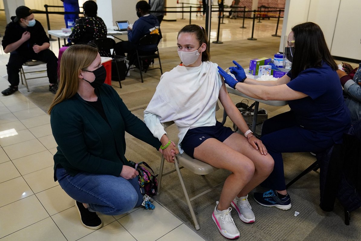 Пятнадцатилетняя американка делает прививку от Covid-19