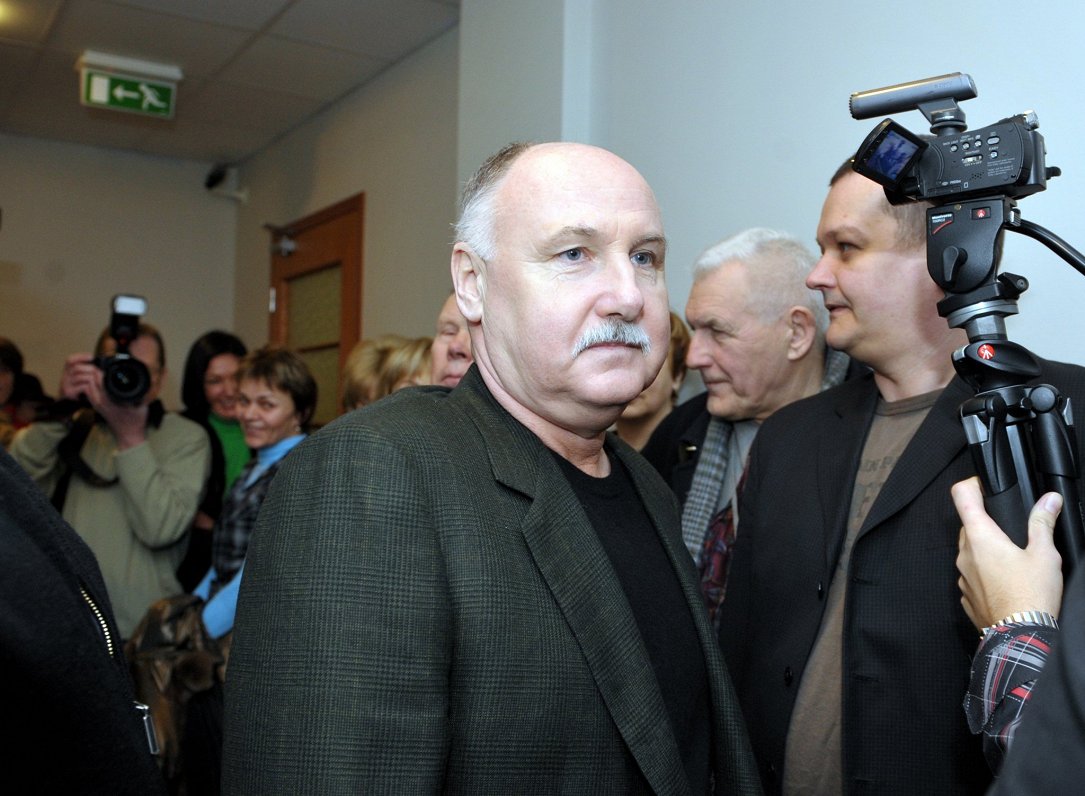 Valentīns Kokalis ierodas uz tiesas sēdi Rīgas apgabaltiesā. 2009. gads.
