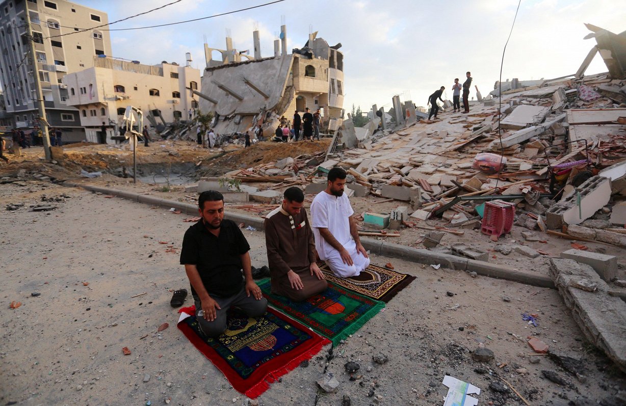Gazas joslā palestīnieši skaita lūgšanas sagrauto ēku fonā