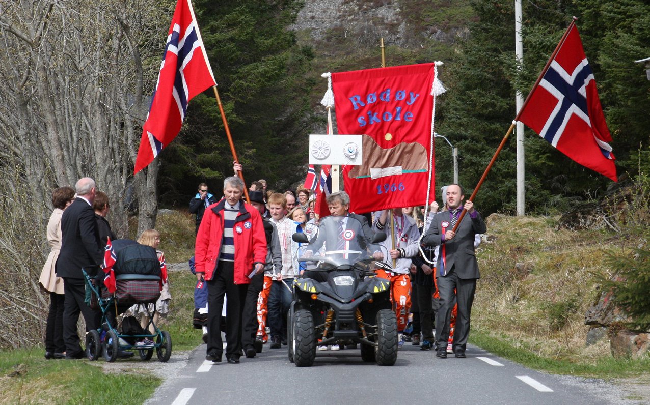 Ziemeļvalsts Norvēģijas iedzīvotāji gājienā ar karogiem