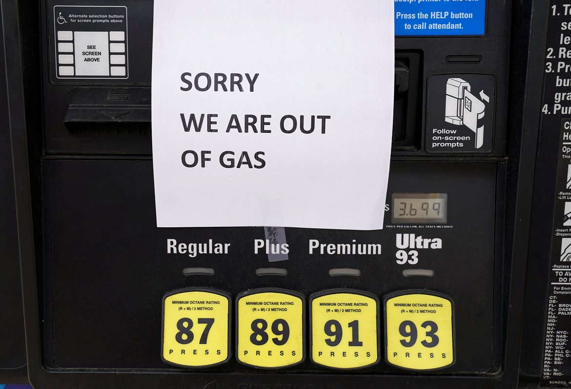 ASV degvielas uzpildes stacijā paziņojums vēsta, ka beigušies degvielas krājumi