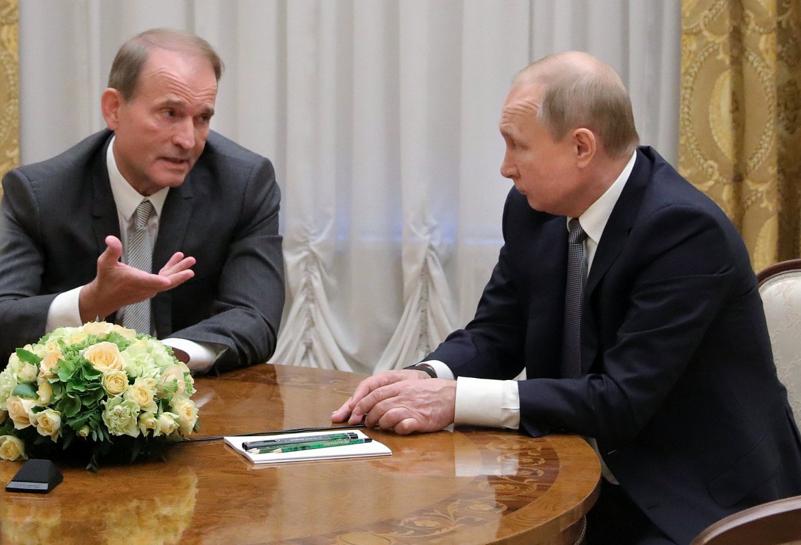 Ukrainas oligarhs Viktors Medvedčuks (no kreisās) un Krievijas prezidents Vladimirs Putins